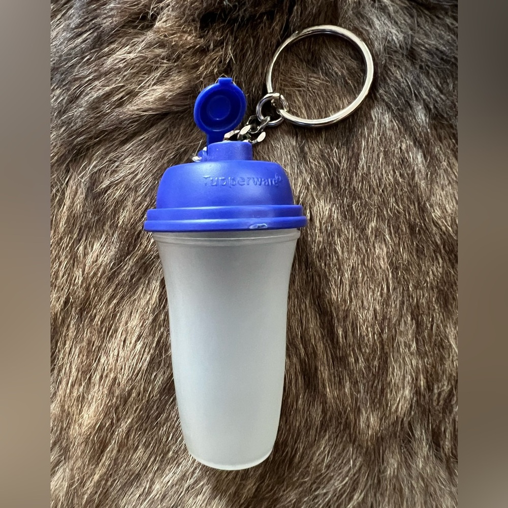 Vintage Tupperware Quick Shake Mini Keychain – Blue – NEW